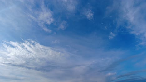 Time-lapse-of-large-clouds-moving-in-the-sky