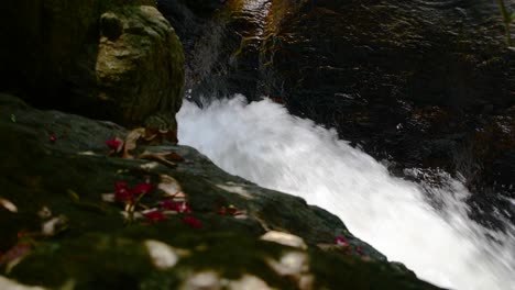 salpicaduras rápidas de agua en el arroyo, pequeña pero poderosa corriente de agua que fluye rápidamente a través de las rocas