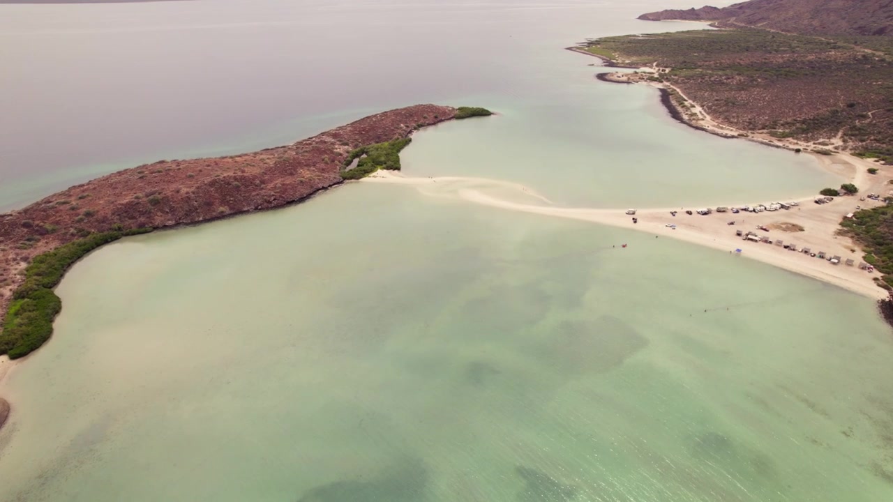 Kaunis ilmakuva dronella turkoosista lahdesta ja kallioisesta rannikosta Baja California Surissa, Meksikossa
