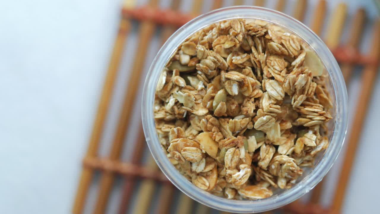 깨한 용기에서 건강한 그라놀라