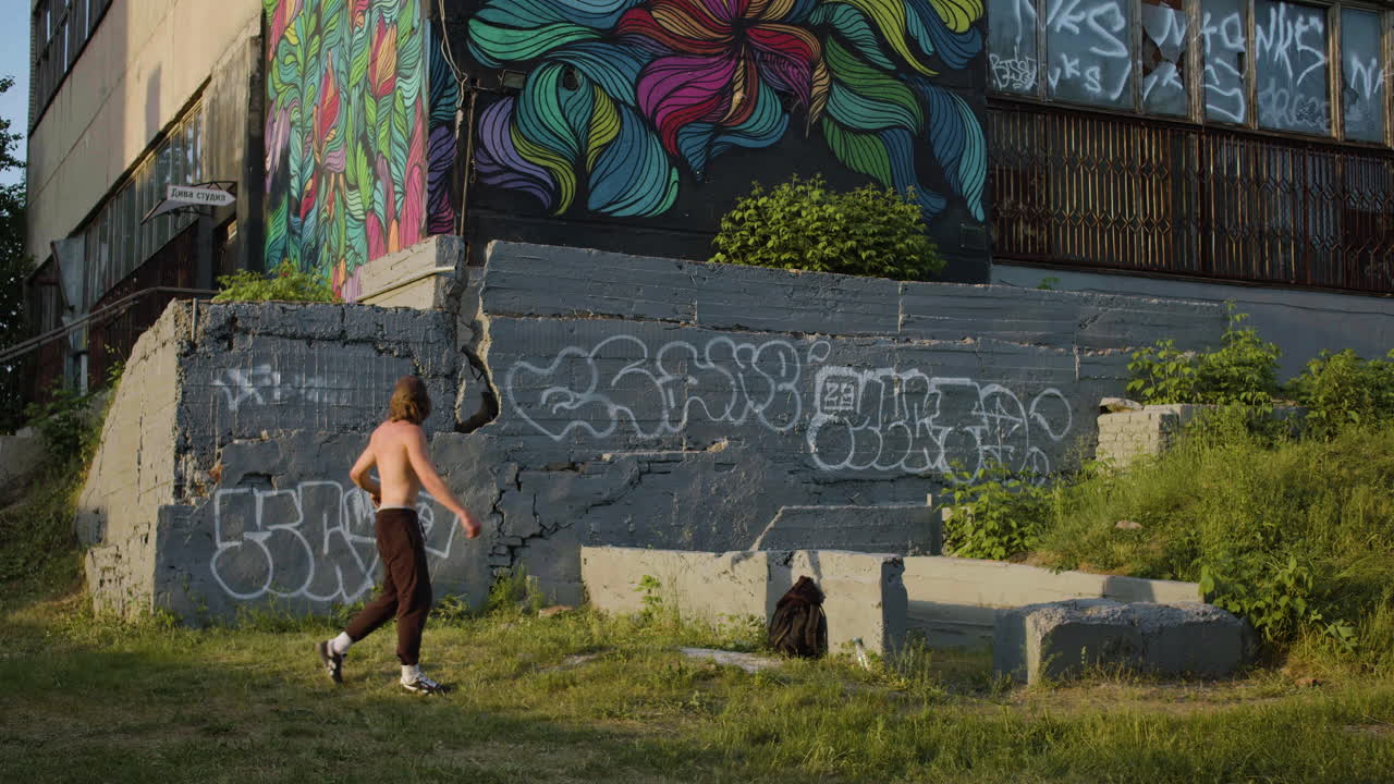 파쿠르를 하는 사람