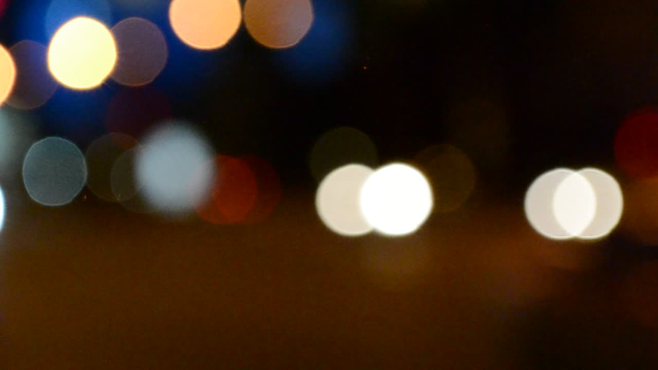 Luci sfocate di una strada di notte