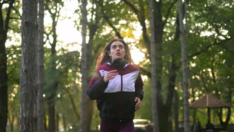 mujer corriendo en un parque