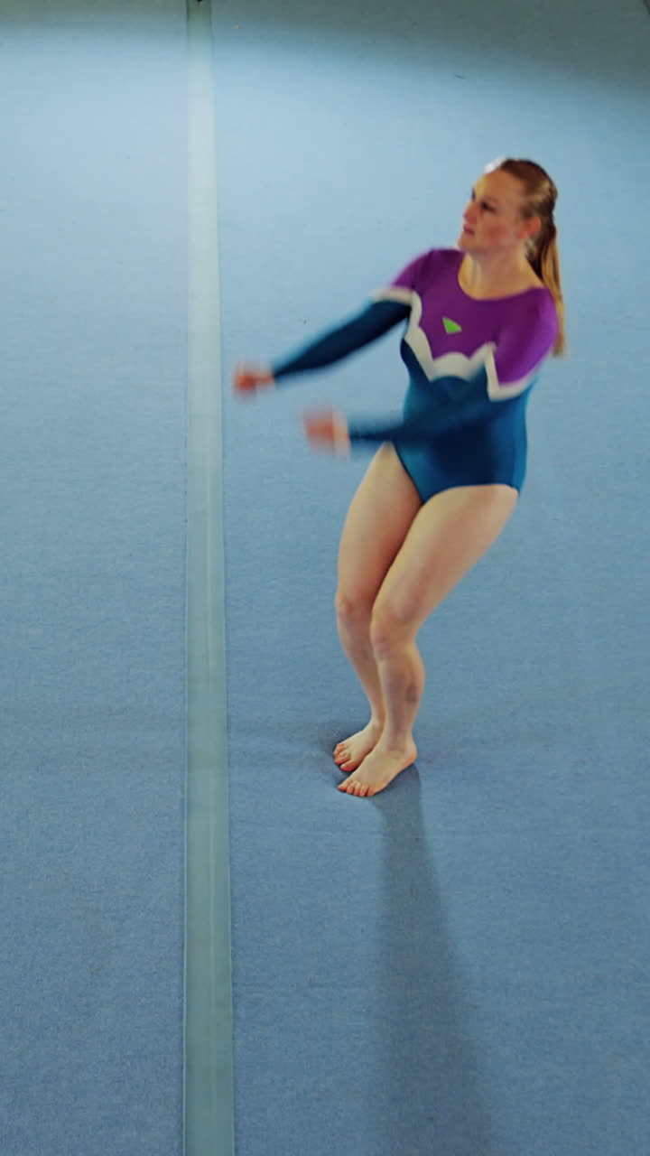 gimnasta practicando una gimnasia