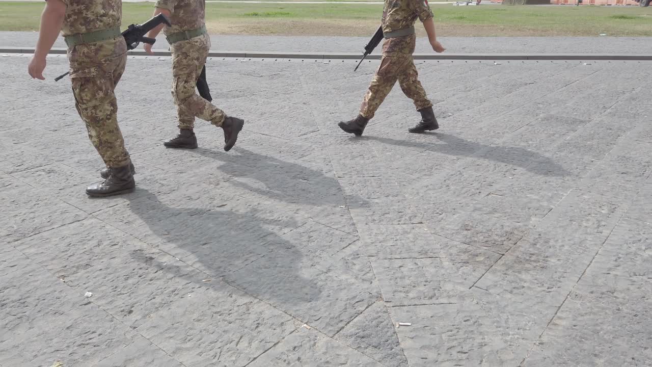 도시에서 무기를 들고 있는 군 팀 4k 60fps