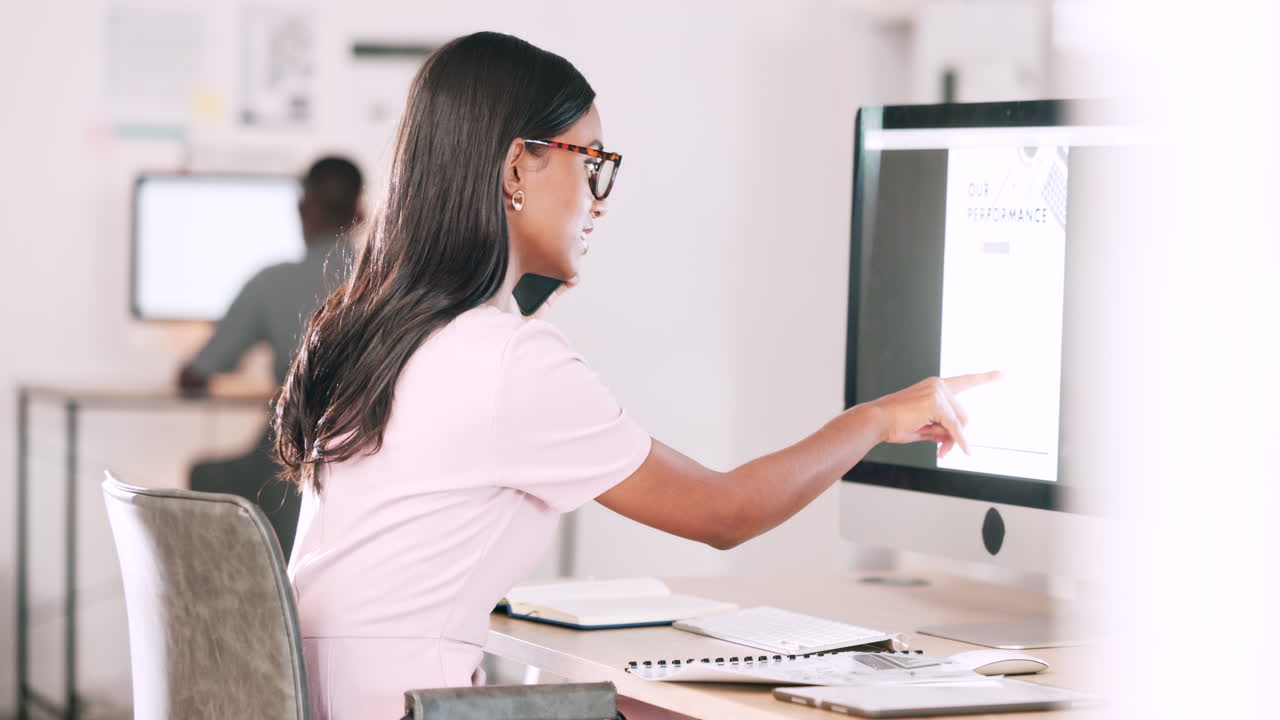 consultor, papeleo y llamada telefónica