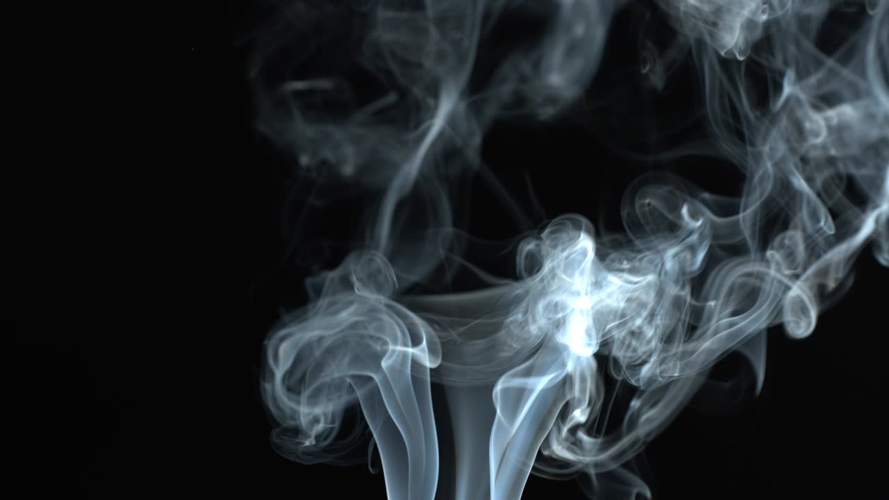 검은색 배경의 연기가 아오르며 연기가 사라집니다.