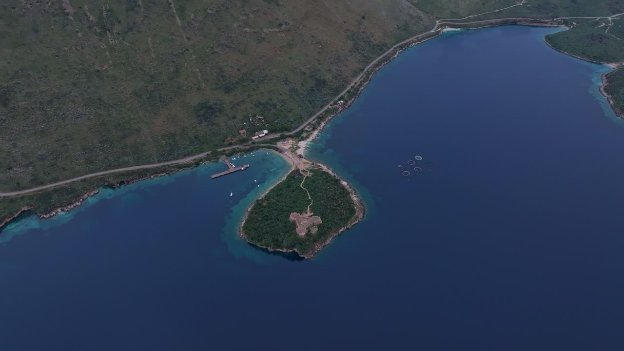 Prospettiva dal drone dello scenografico castello di Porto Palermo e dello sfondo marino.