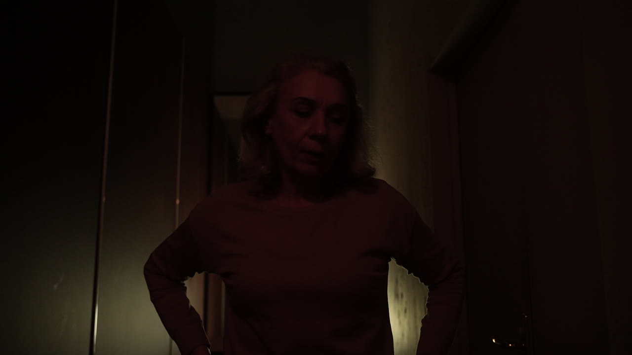 mujer en el pasillo por la noche