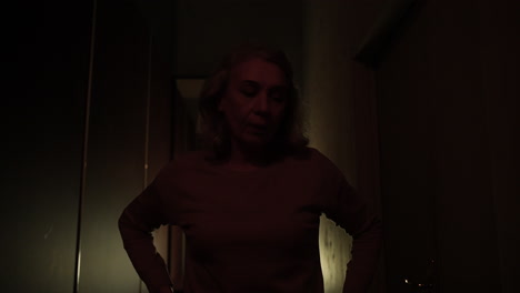 mujer en el pasillo por la noche
