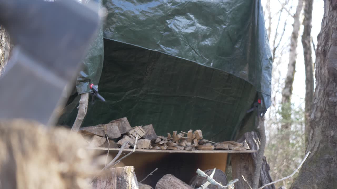 비 방수포 슬로우 모션 손으로 다진 장작 수집