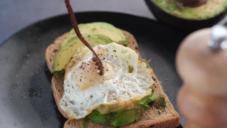 tostadas de aguacate con huevo frito