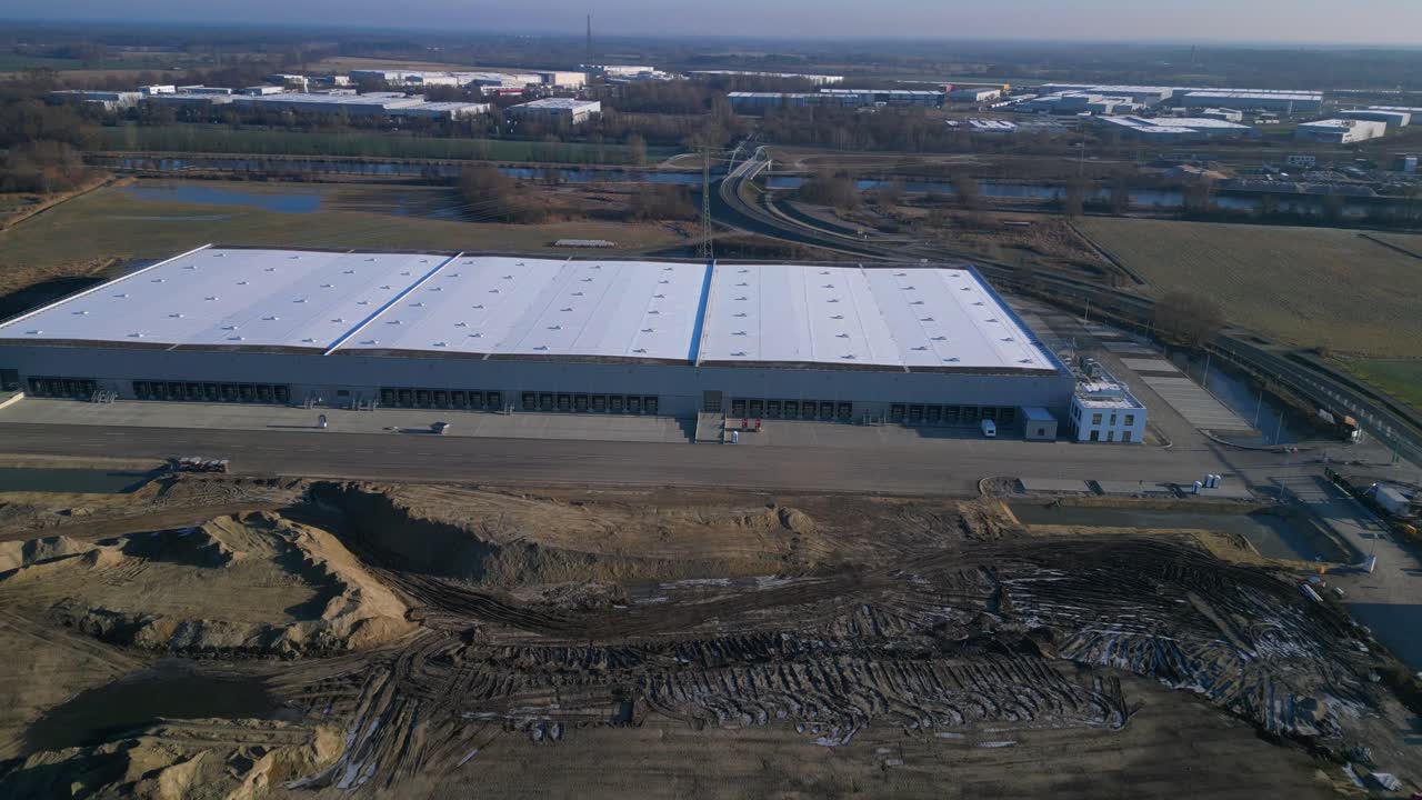Nuovo centro di logistica di distribuzione moderno e di grandi dimensioni, completamente automatizzato con robot mobili e numerose banchine di carico. Splendida vista aerea con panorama discendente ripreso da un drone
