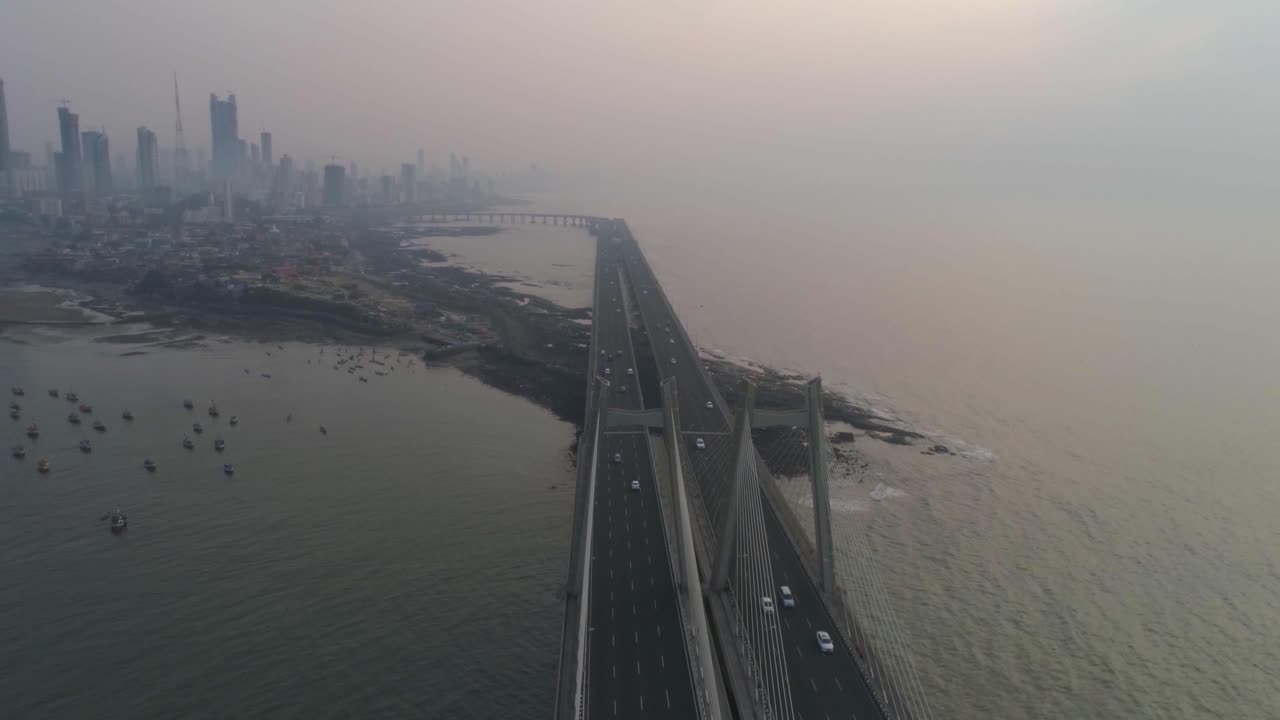 um drone disparado na ligação marítima bandra worli visto de uma vista aérea em câmera lenta