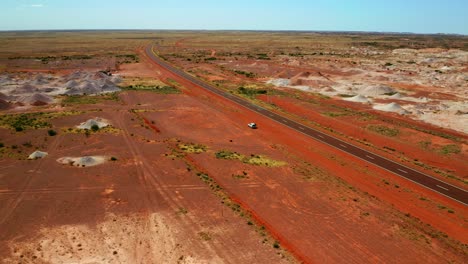 Estacionamiento-De-Vehículos-En-Una-Zona-Desierta-Roja-Junto-A-La-Carretera-Nacional-De-La-Autopista-Stuart-Durante-El-Verano-En-El-Territorio-Del-Norte,-Australia