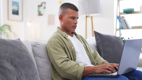 hombre, computadora portátil y mecanografía en el sofá para trabajo remoto