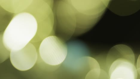 video de puntos de luz bokeh blancos y verdes parpadeantes con espacio de copia