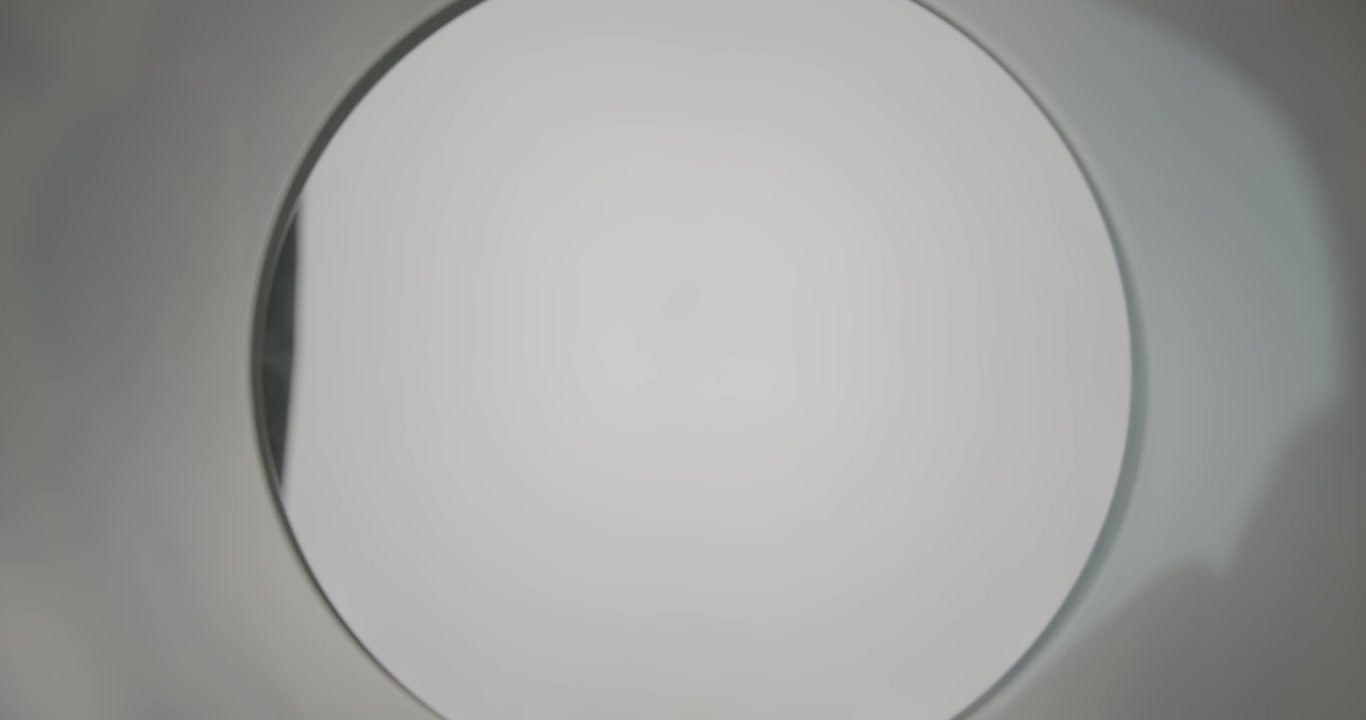 Lancio di un coperchio di alluminio da un bicchiere di plastica, POV dall'interno