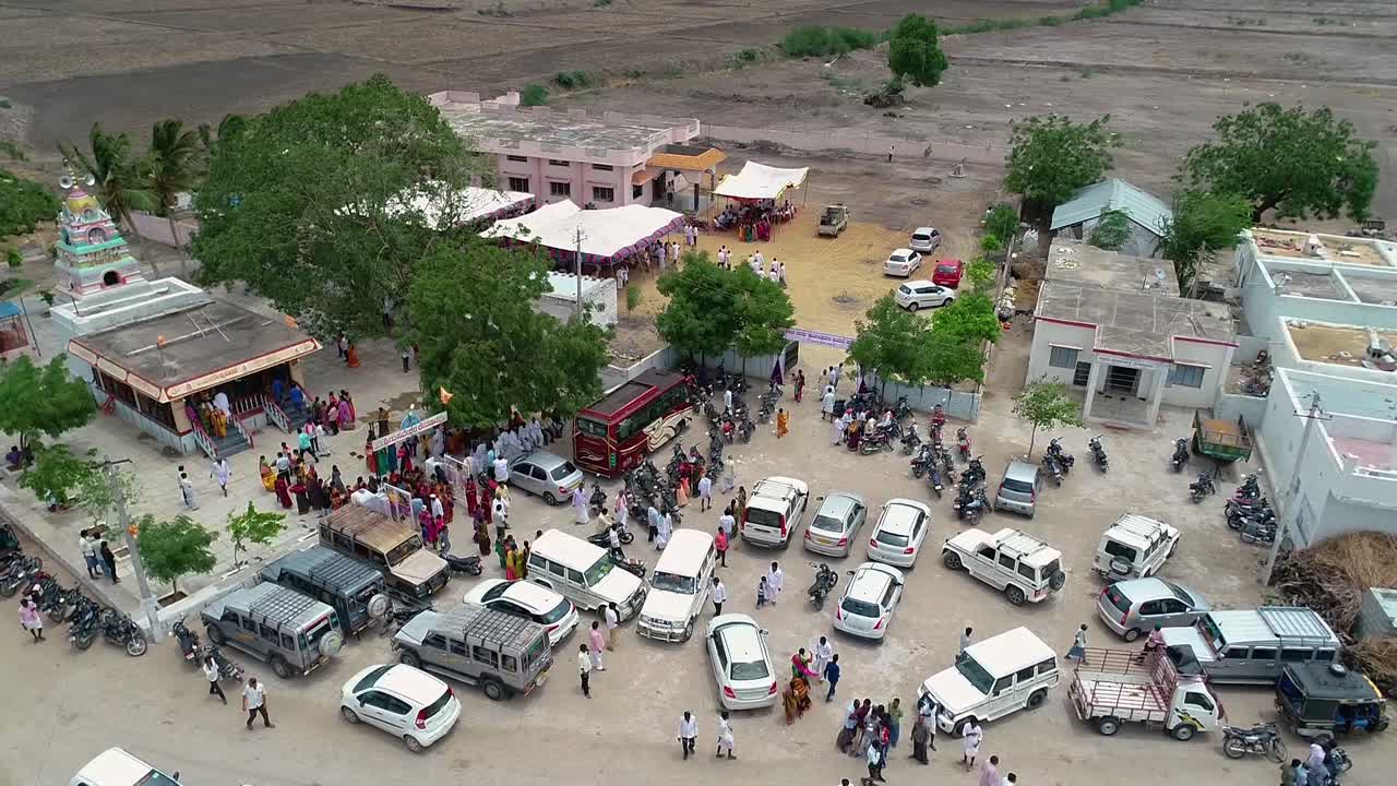 결혼식 천막에 들어가거나 차량에 건물을 짓는 바쁜 군중의 공중 전망