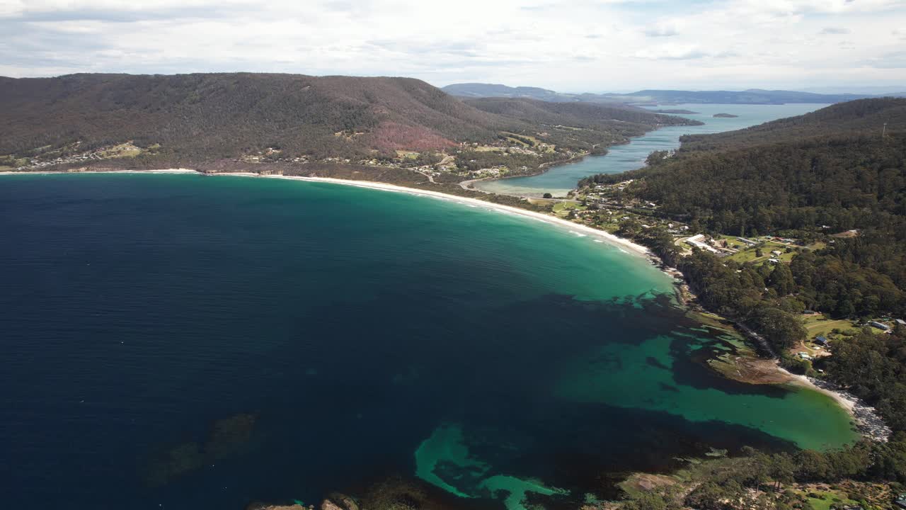 Pirates Bay Beach, Eaglehawk Bay State Reserve In Eaglehawk Neck, Tasmania, Australia - Aerial Drone Shot