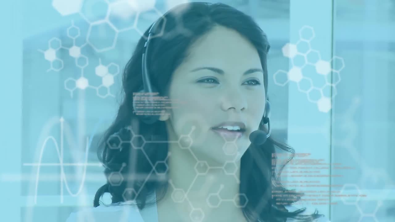 Elaborazione dati, grafici che appaiono su un'operatrice di call center caucasica che parla al telefono