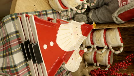 Vertikale-Nahaufnahme-Von-Weihnachtlichen-Keramikdekorationen,-Tellern-Und-Tassen,-Einkaufen