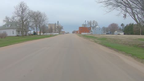 Pov,-Während-Ich-Die-Hauptstraße-Einer-Kleinen-Stadt-Im-Süden-Von-Nebraska-Entlang-Fahre