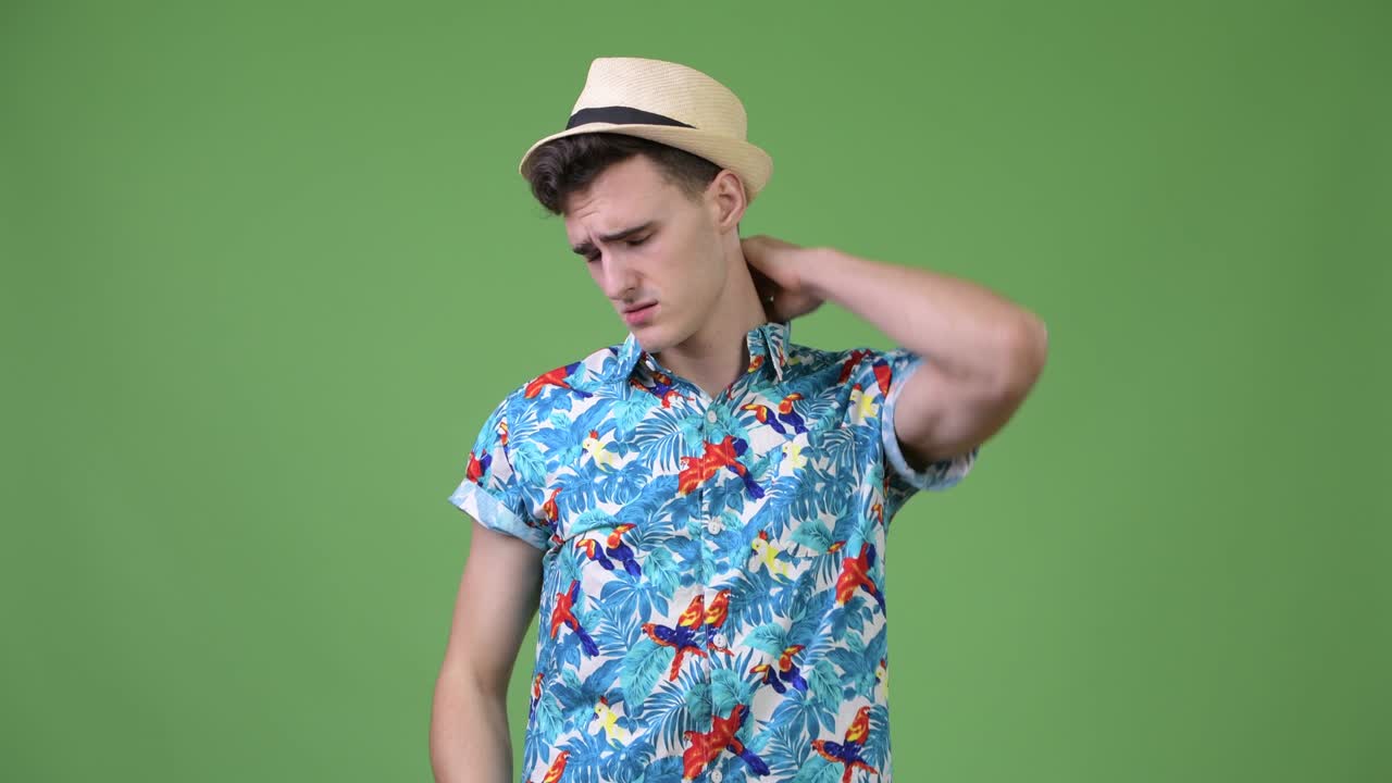 목이 아픈 젊은 잘생긴 관광객