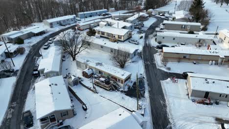 Winterschnee-Bedeckt-Den-Ländlichen-Wohnwagenpark-Für-Mobilheime