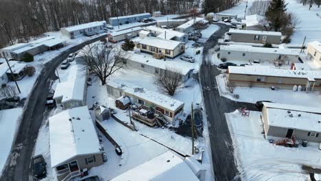 la nieve cubre el parque de remolques de casas móviles rurales