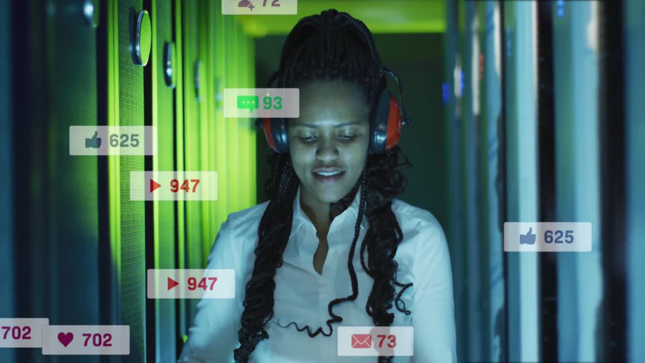animación de iconos y números sobre afroamericana mujer técnico informático por servidores de computadora