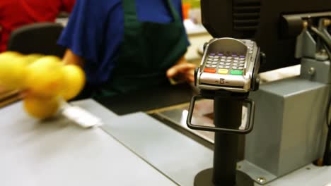 máquina de facturación y terminal de tarjetas de crédito en el mostrador de efectivo