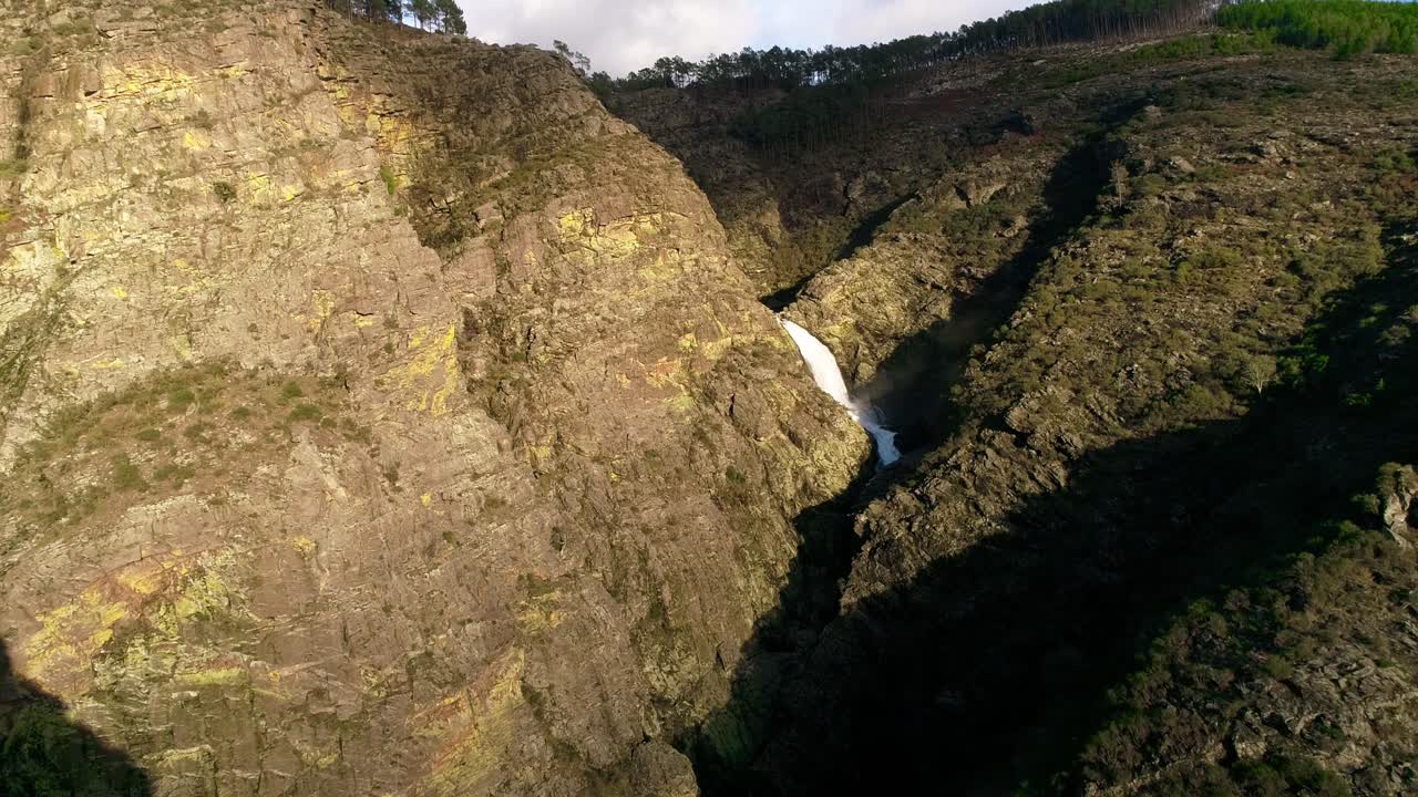 una cascada tropical en un cañón de montaña