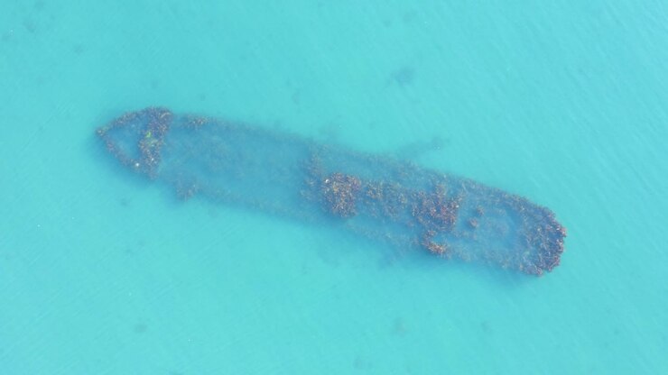 Ovenfra af sunket skib i Islands blå vand, Ogano, britisk trawler
