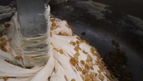 mezcla de la masa con pasas en un mezclador comercial