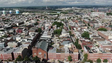 ripresa aerea del camion di alloggi urbani della città di baltimora meridionale maryland che istituisce colpo, stadio dei corvi, rt