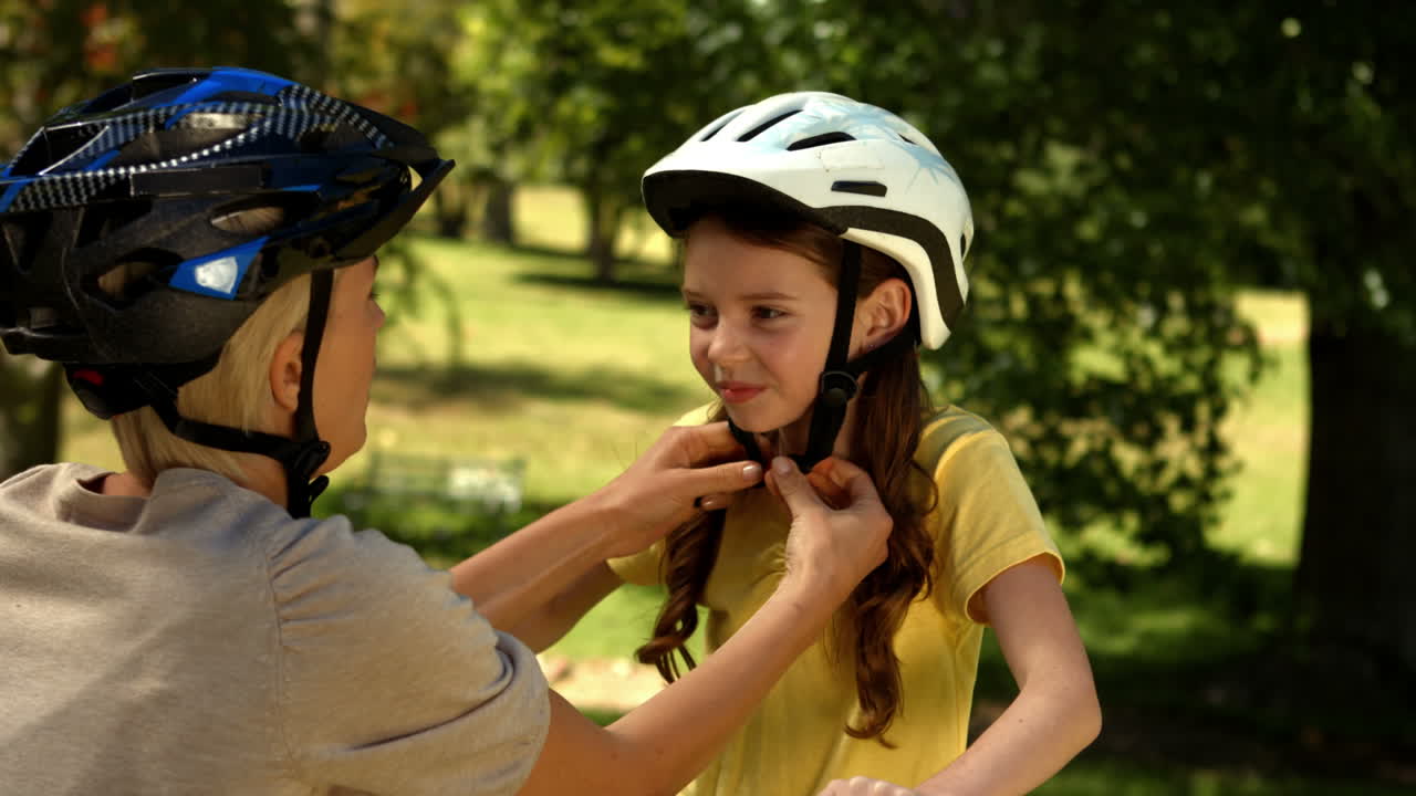 madre e hija montando bicicletas en el parque