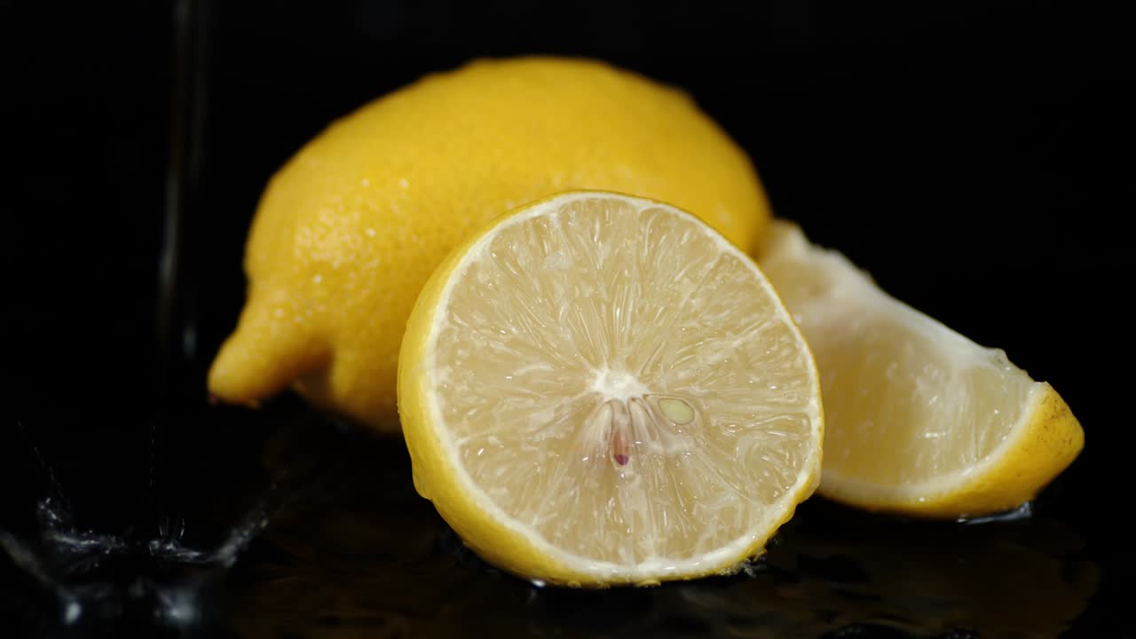 чтобы разрезать лимон, падают капли воды.