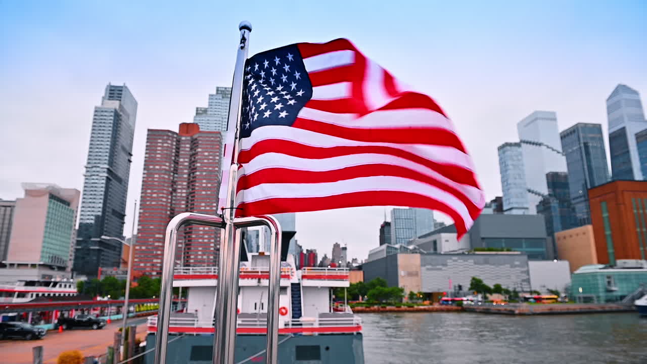 Bandiera americana che sventola nel vento. A bordo del battello fluviale a New York, USA