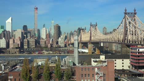 plano general del puente de queensboro y el tráfico con el fondo del horizonte de nueva york 1