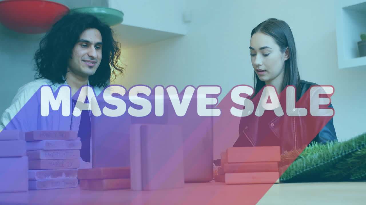 다양한 동료들이 노트북에서 판매 데이터에 대해 논의하는 대규모 판매의 애니메이션