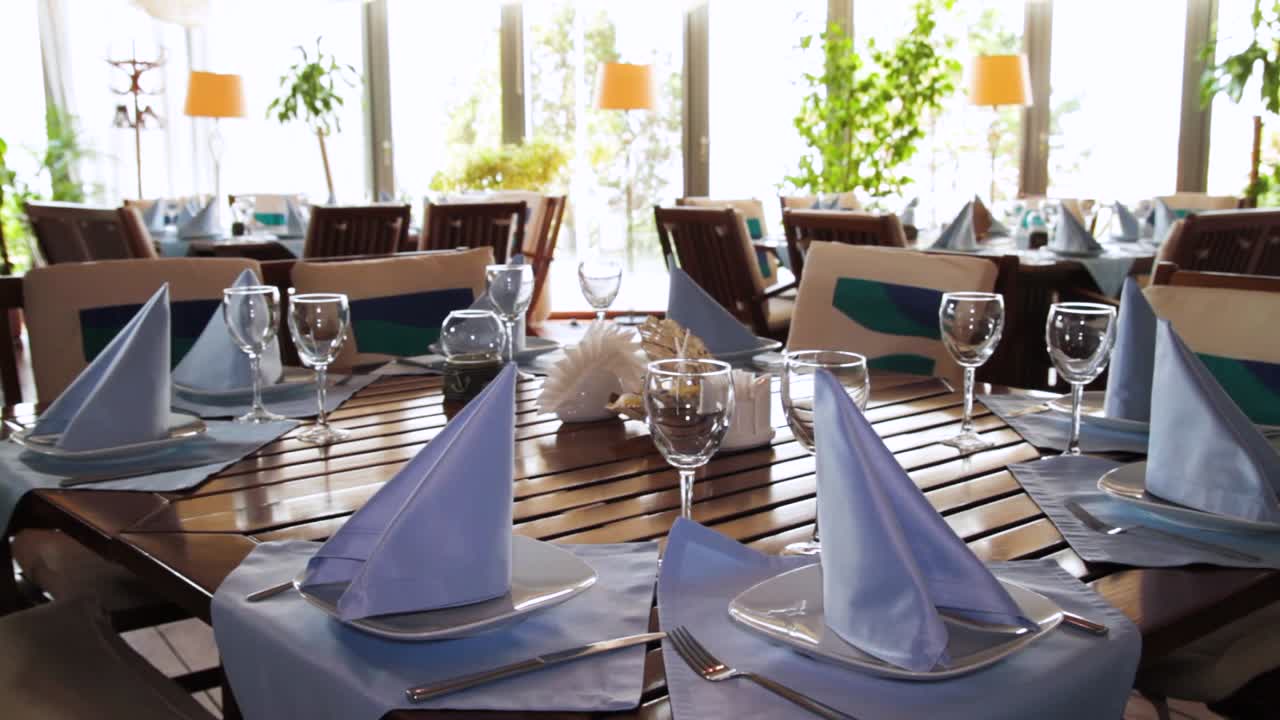 interior del restaurante con mesas colocadas