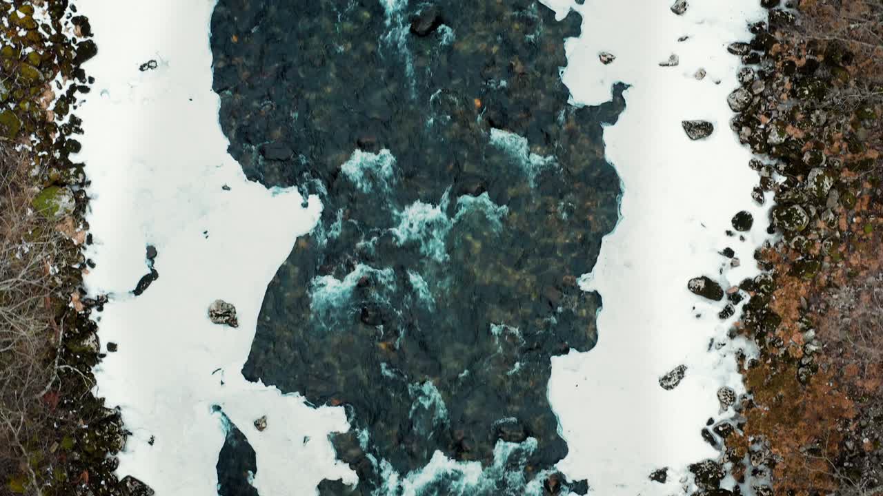 aérea a lo largo de un río congelado en noruega