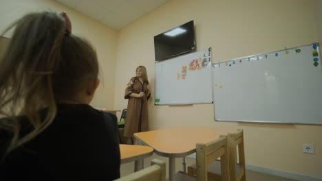 lección de preparación preescolar en el centro de aprendizaje
