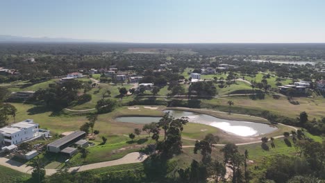 &quot;tranquilidad-Del-Valle:-Casas-Entre-árboles-Y-Lagos&quot;