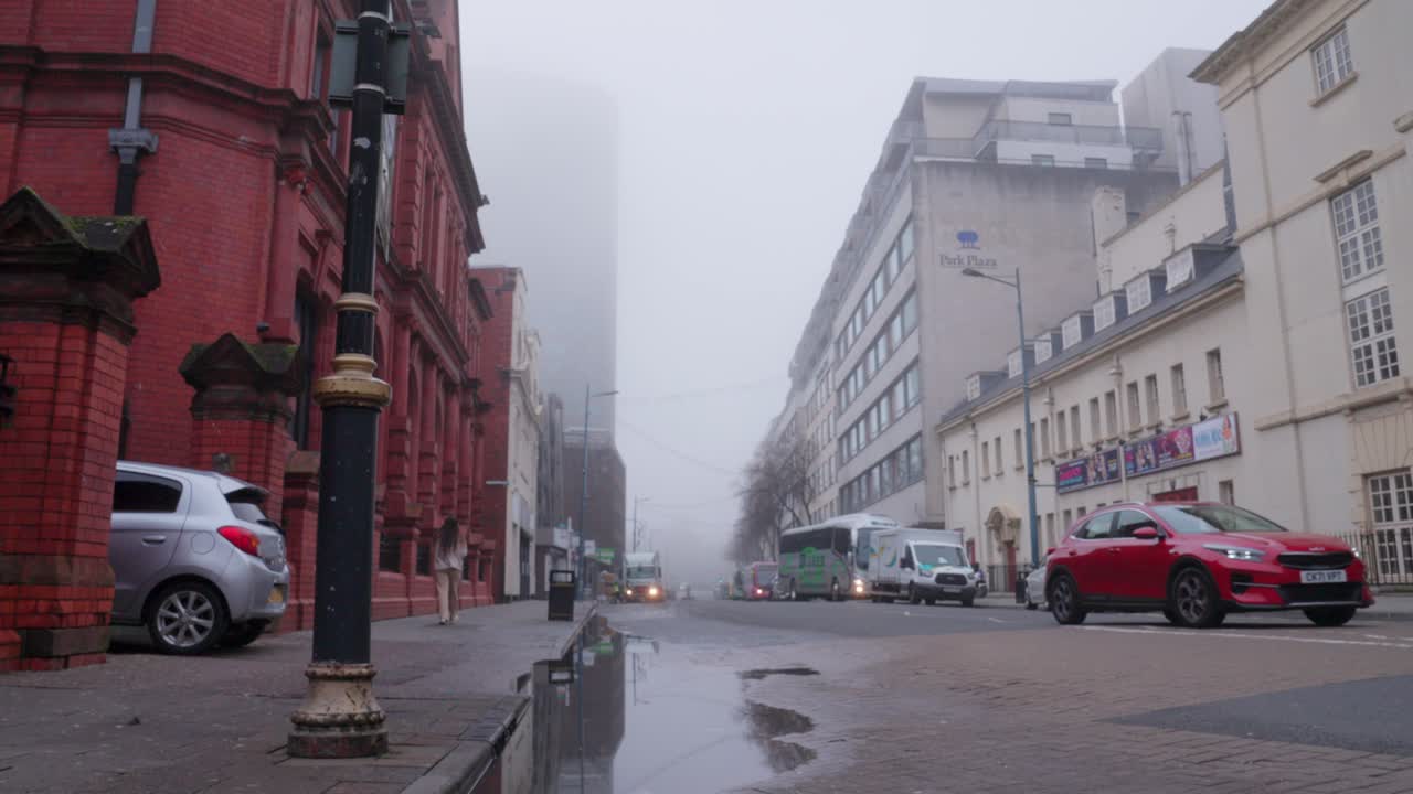 과거를 운전하는 자동차와 멀어지는 사람이 있는 안개 낀 거리