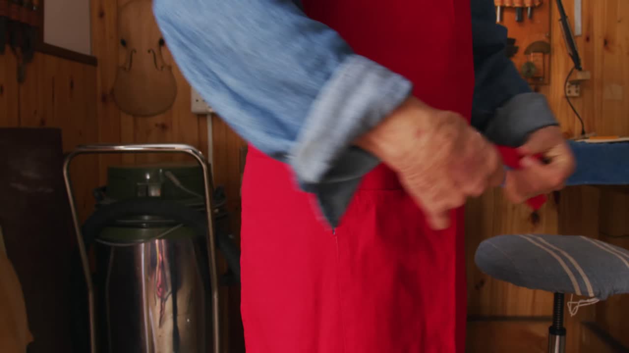 작업실 에서 일 하는 여자 악기 제작자