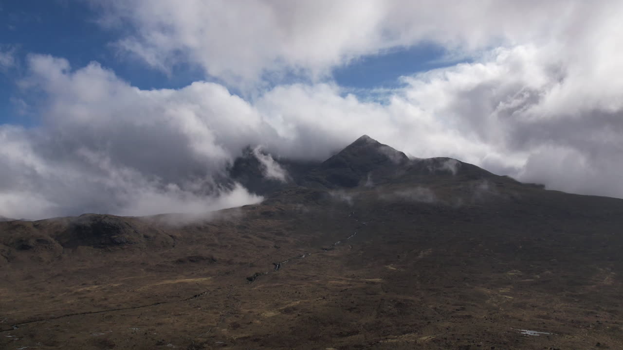 hiperlase de nubes que se mueven sobre la montaña cuillin, isla de skye, escocia 4k