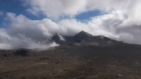 Hyperlase-Von-Wolken,-Die-Sich-über-Den-Berg-Cuillin,-Isle-Of-Skye,-Schottland-Bewegen-4k