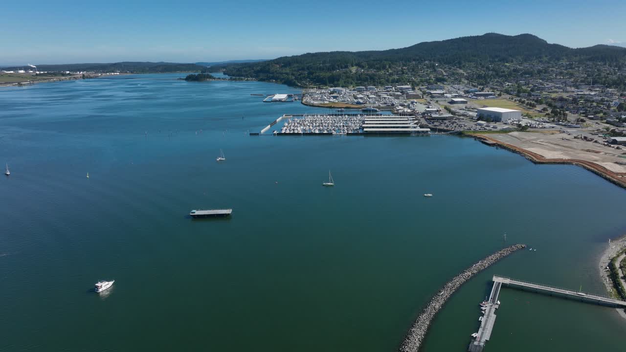 vista aérea de barcos navegando en la seguridad del puerto de anacortes